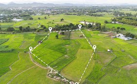 Gewerbesteuerfreistellung: Keine erweiterte Grundstückskürzung bei Halten von Oldtimern als Anlageobjekt Vogelperspektivenblick auf Wiesenlandschaft mit fünfeckigen Googlemaps-Markierungen